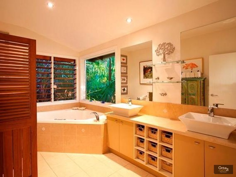 53 Hoy Road, Lake Macdonald QLD 4563