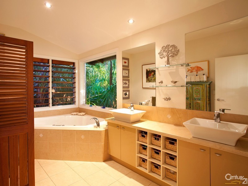 53 Hoy Road, Lake Macdonald QLD 4563