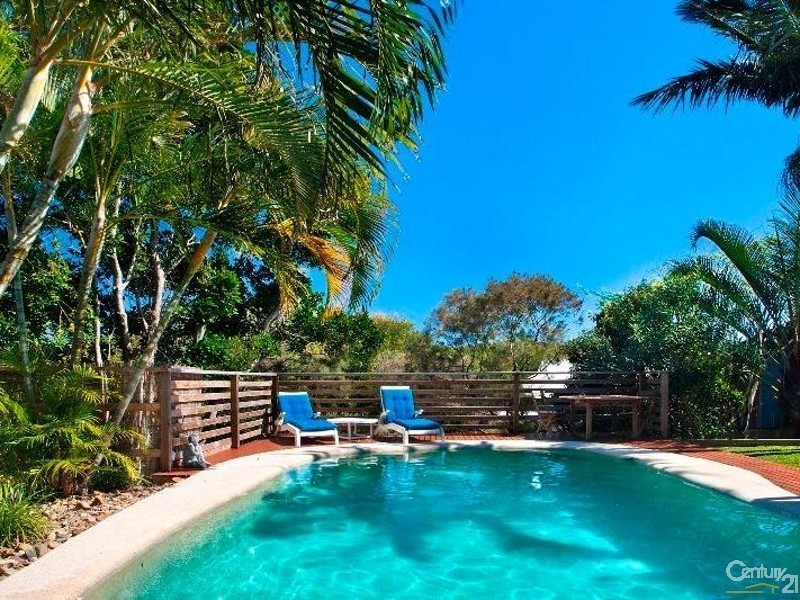 3 Seafarer Court, Castaways Beach QLD 4567