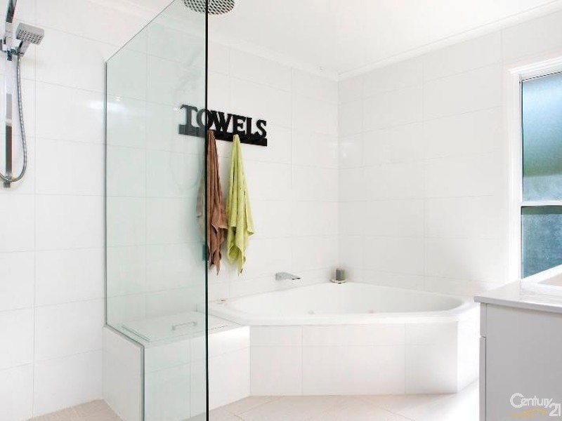 3 Seafarer Court, Castaways Beach QLD 4567