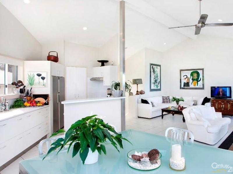 1/10 Corsair Crescent, Sunrise Beach QLD 4567