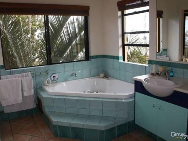 16 Crusoe Court, Castaways Beach QLD 4567