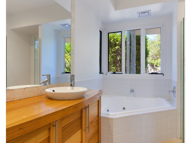 2 Driftwood Drive, Castaways Beach QLD 4567