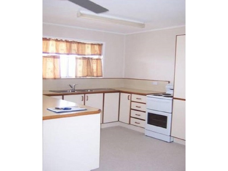 27 Biggs Ave, Beachmere QLD 4510