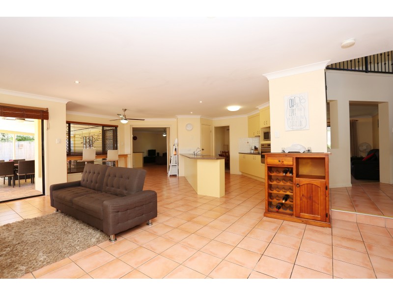 9 Sunbrite Court, Sandstone Point QLD 4511