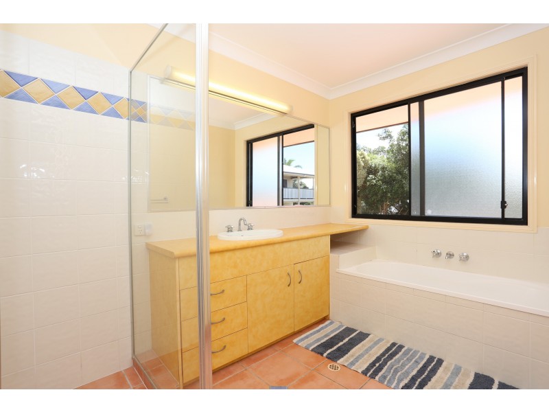 9 Sunbrite Court, Sandstone Point QLD 4511