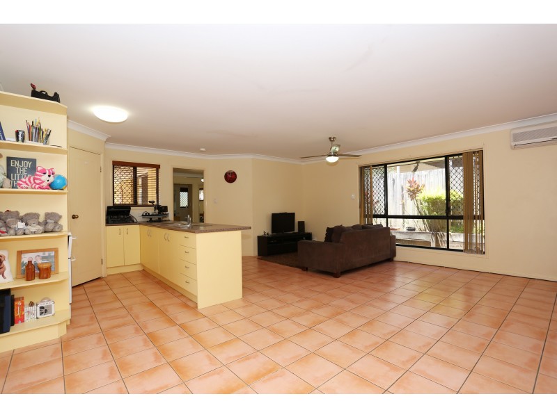 9 Sunbrite Court, Sandstone Point QLD 4511