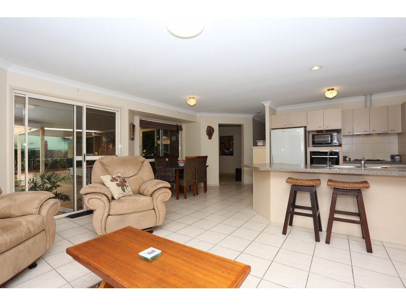 5 Smout Court, Sandstone Point QLD 4511