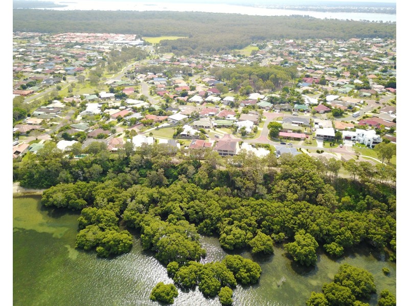 16 Loftus Place, Sandstone Point QLD 4511