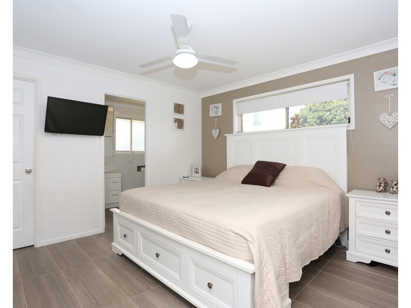 8 Squire Place, Sandstone Point QLD 4511