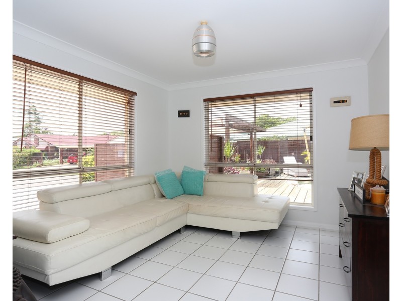 8 Squire Place, Sandstone Point QLD 4511