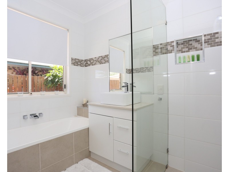 8 Squire Place, Sandstone Point QLD 4511