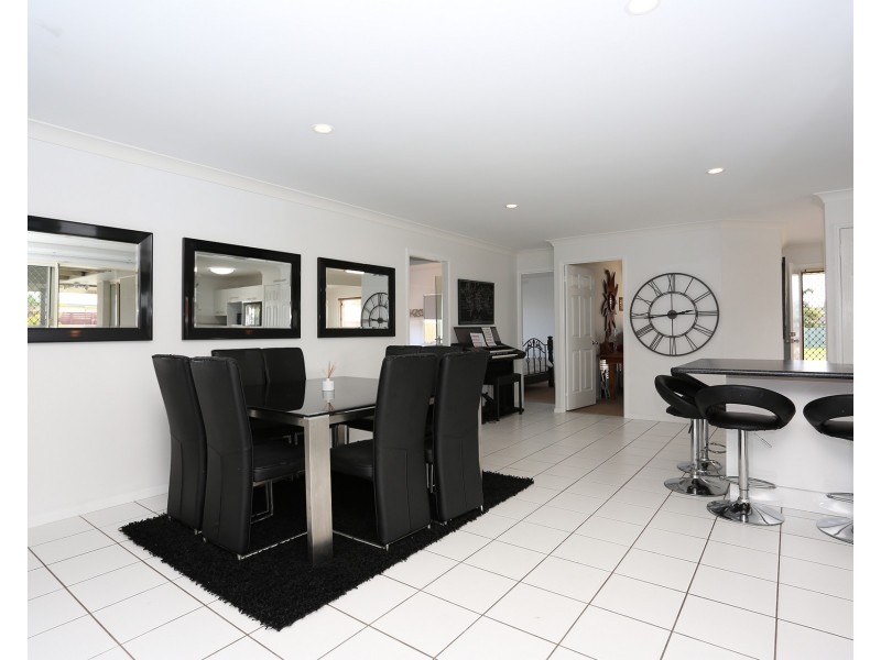 8 Squire Place, Sandstone Point QLD 4511