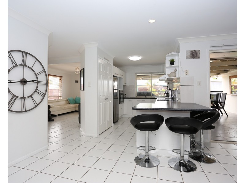 8 Squire Place, Sandstone Point QLD 4511