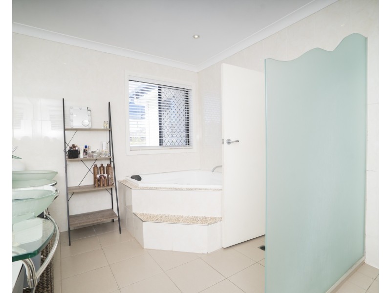 9 Doyle Court, Sandstone Point QLD 4511