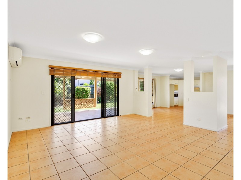 5/8 Spinnaker Drive, Sandstone Point QLD 4511