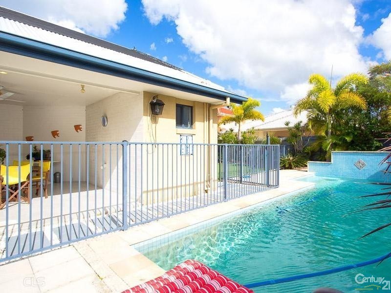 10 Dugong Cres, Banksia Beach QLD 4507