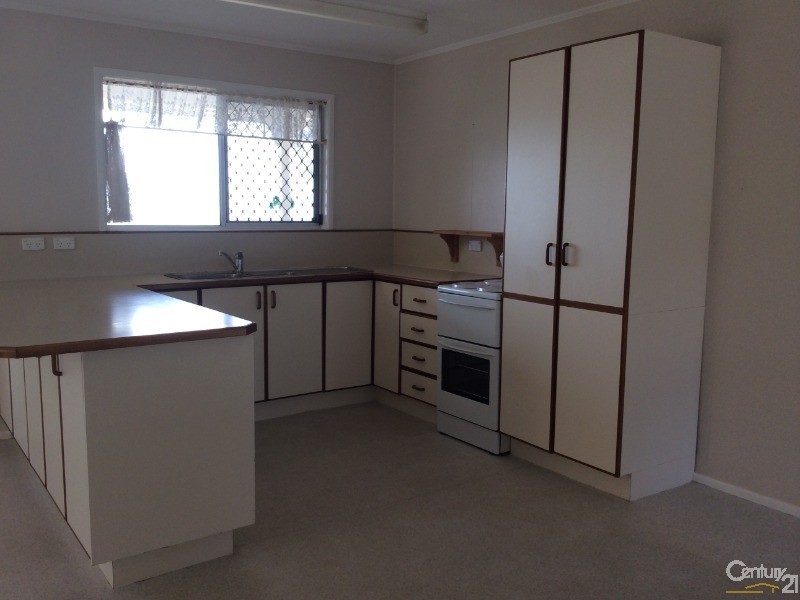 27 Biggs Ave, Beachmere QLD 4510