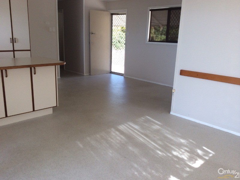 27 Biggs Ave, Beachmere QLD 4510