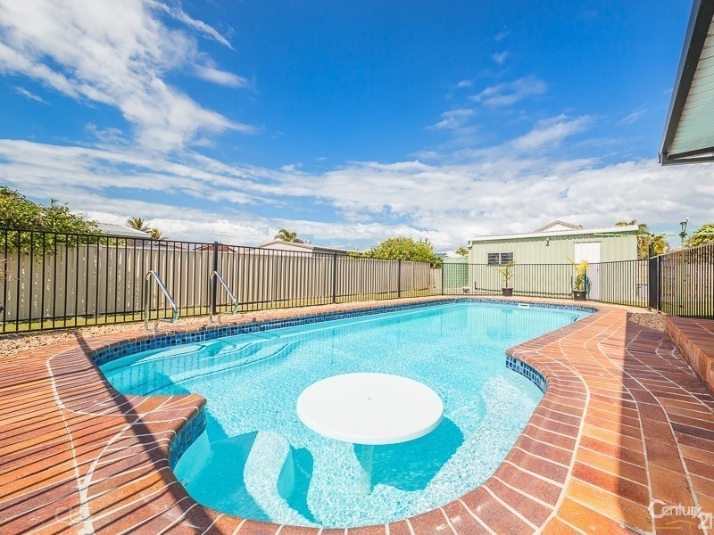 75 Bestmann Road East, Sandstone Point QLD 4511