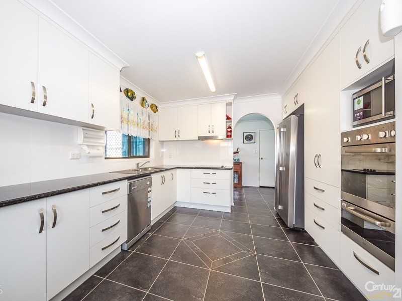 75 Bestmann Road East, Sandstone Point QLD 4511