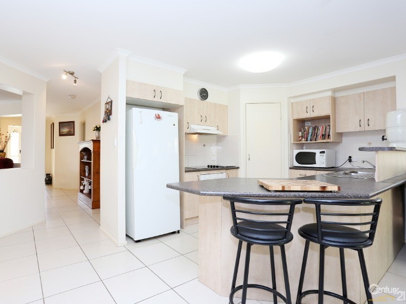 8 Rushcutters Court, Sandstone Point QLD 4511