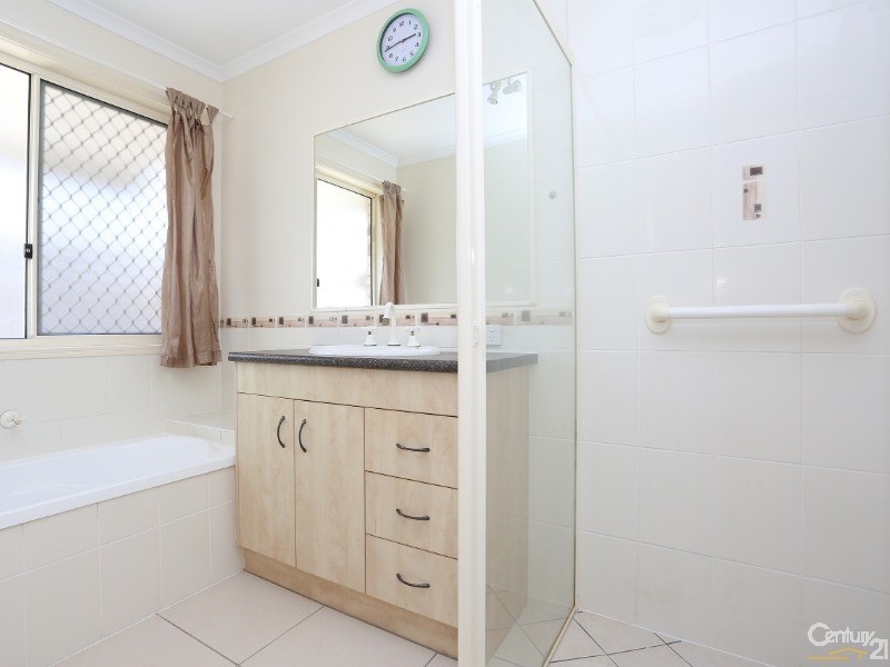 8 Rushcutters Court, Sandstone Point QLD 4511