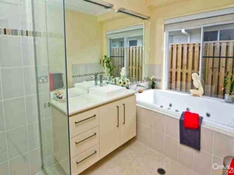 6 Robusta Court, Banksia Beach QLD 4507