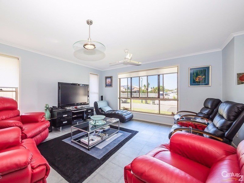 4 Biggera Court, Sandstone Point QLD 4511