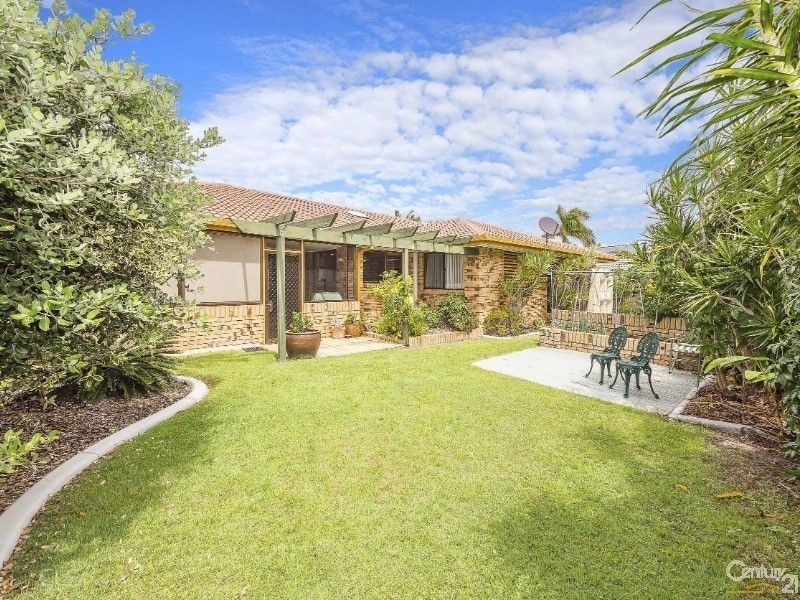 5 Howard Court, Sandstone Point QLD 4511