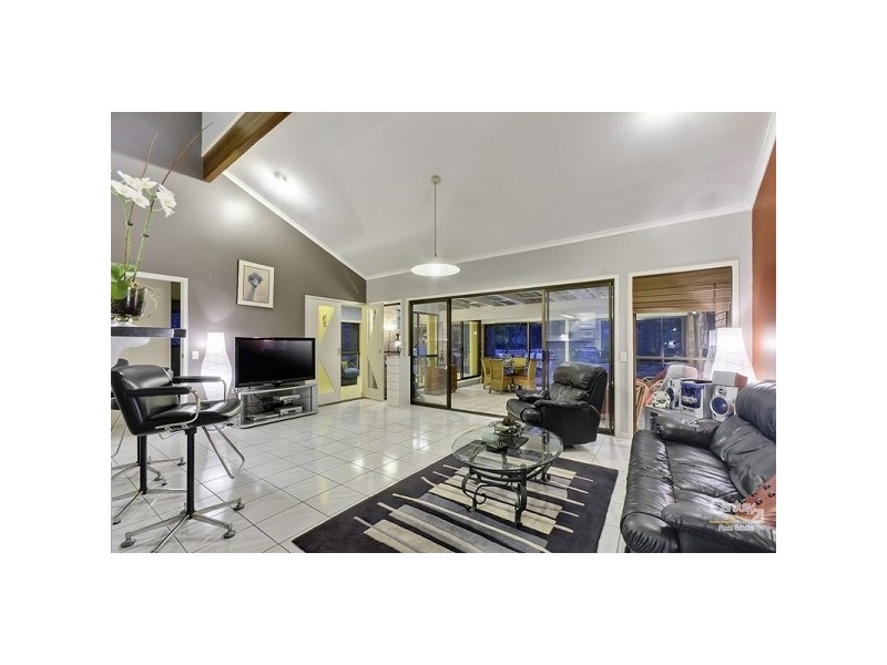 5 Lamorna Court, Ferny Hills QLD 4055