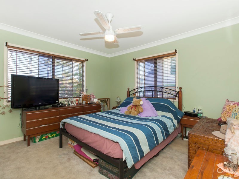 4 Yanderra Avenue, Arana Hills QLD 4054