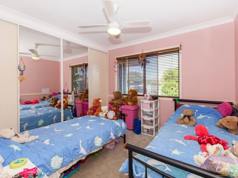 4 Yanderra Avenue, Arana Hills QLD 4054