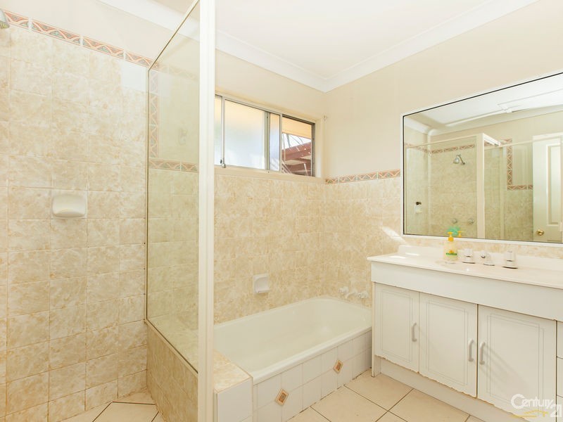 4 Yanderra Avenue, Arana Hills QLD 4054