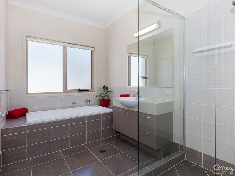 8 Tivoli Place, Ferny Grove QLD 4055