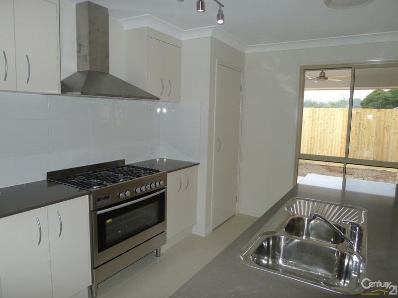 3 Lyrebird Crescent, Upper Kedron QLD 4055