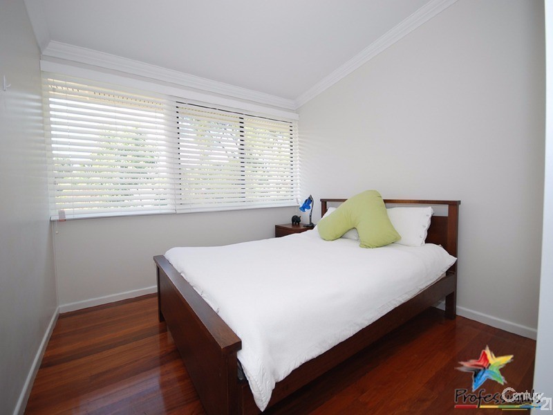 18 Alkoomi Avenue, Ferny Hills QLD 4055