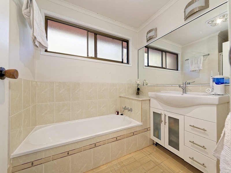 137 Upper Kedron Road, Ferny Grove QLD 4055