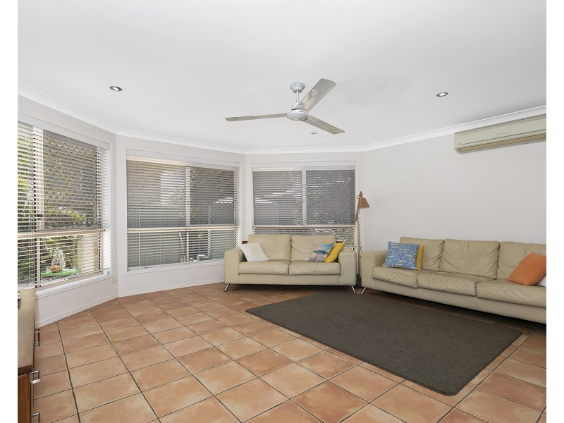 17 Hillenvale Avenue, Arana Hills QLD 4054