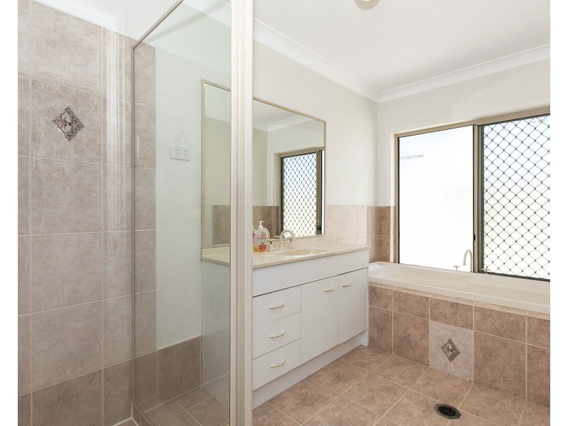 17 Hillenvale Avenue, Arana Hills QLD 4054