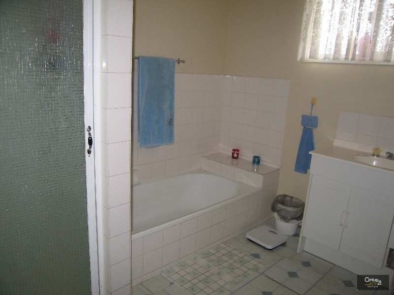 3 Hereford Place, Emerald QLD 4720