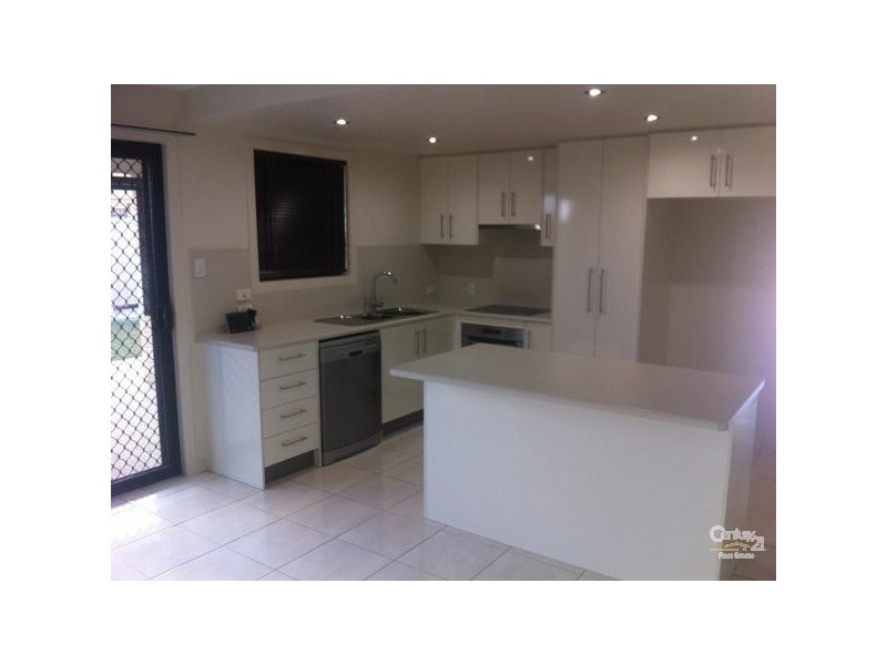 2/8 Lakeside Drive, Emerald QLD 4720
