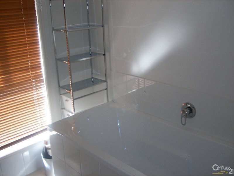 18 Mayfair Drive, Emerald QLD 4720