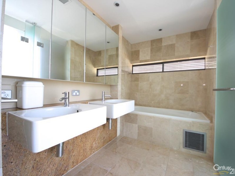 27/173 Old Burleigh Road, Broadbeach QLD 4218