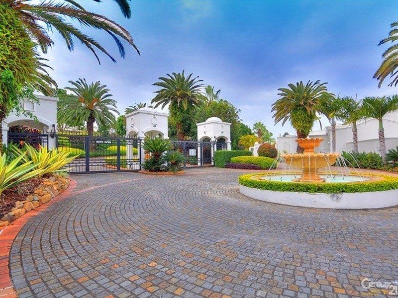 100 Cotlew Street East, Southport QLD 4215