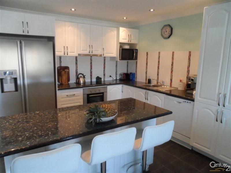 4 Orvieto Ave, Mermaid Waters QLD 4218