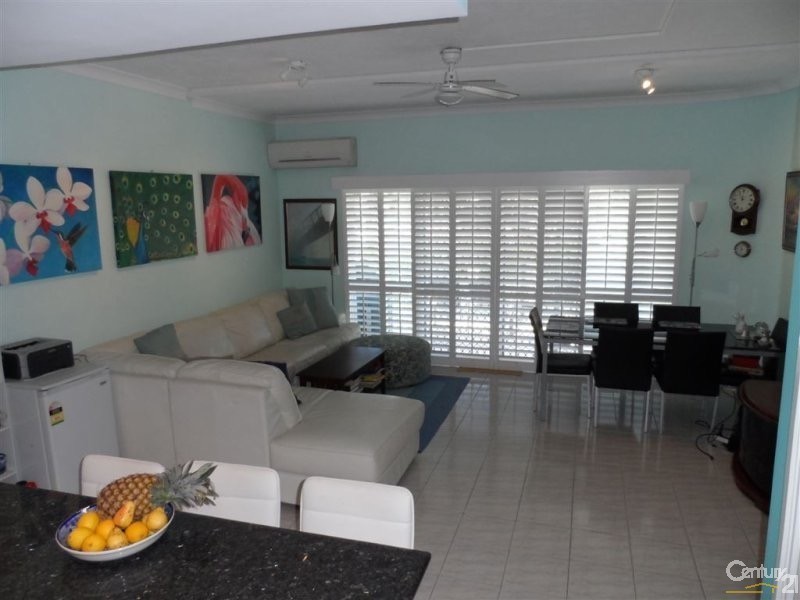 4 Orvieto Ave, Mermaid Waters QLD 4218