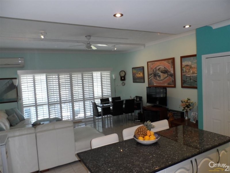 4 Orvieto Ave, Mermaid Waters QLD 4218