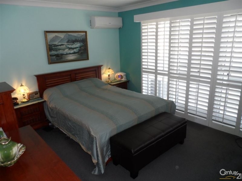 4 Orvieto Ave, Mermaid Waters QLD 4218