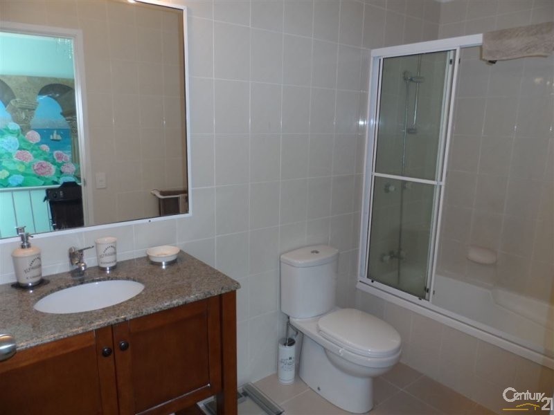 4 Orvieto Ave, Mermaid Waters QLD 4218